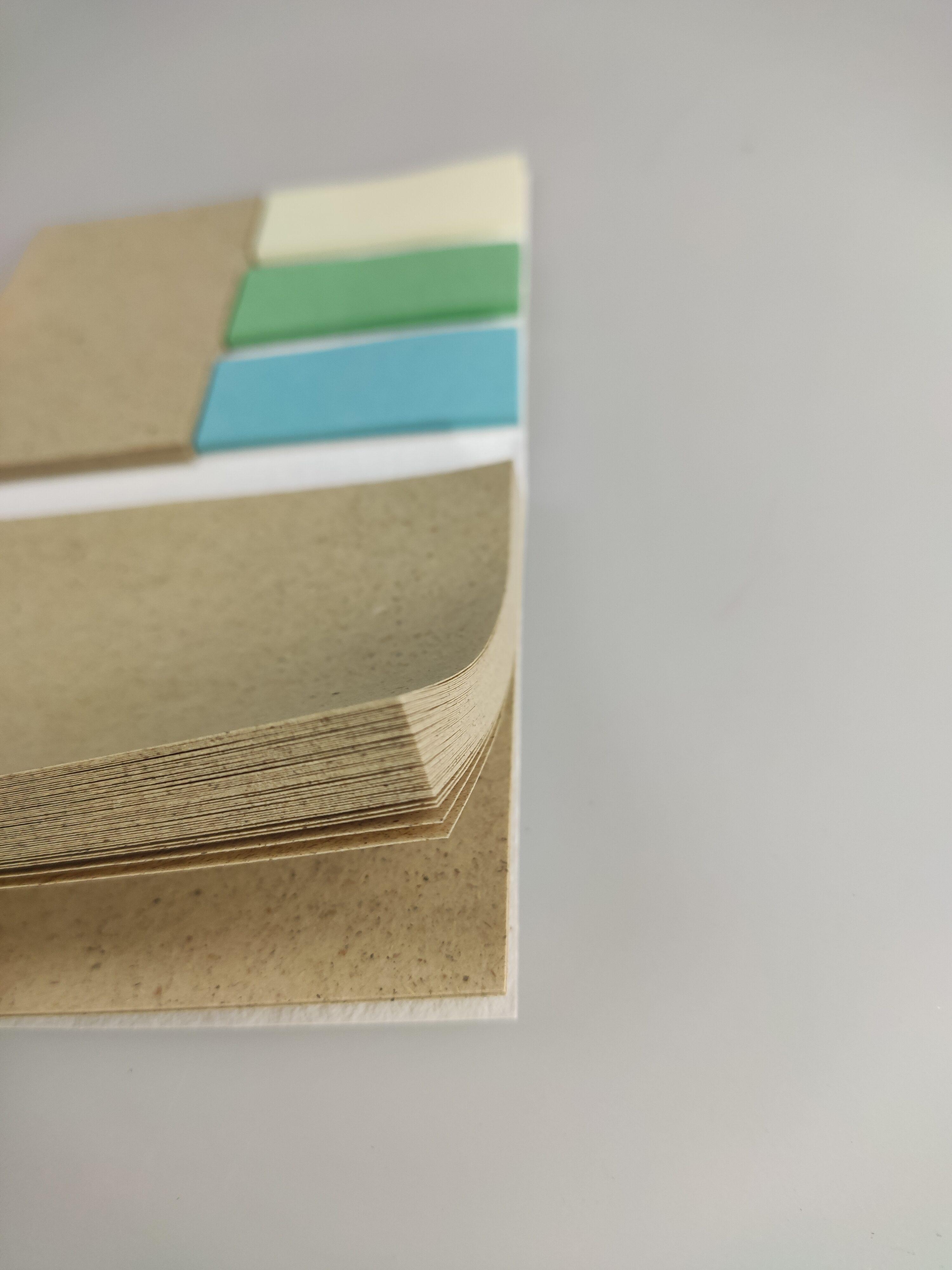 Post-its diseñados y fabricados por Creoo a partir de papel reciclado y materiales sostenibles.