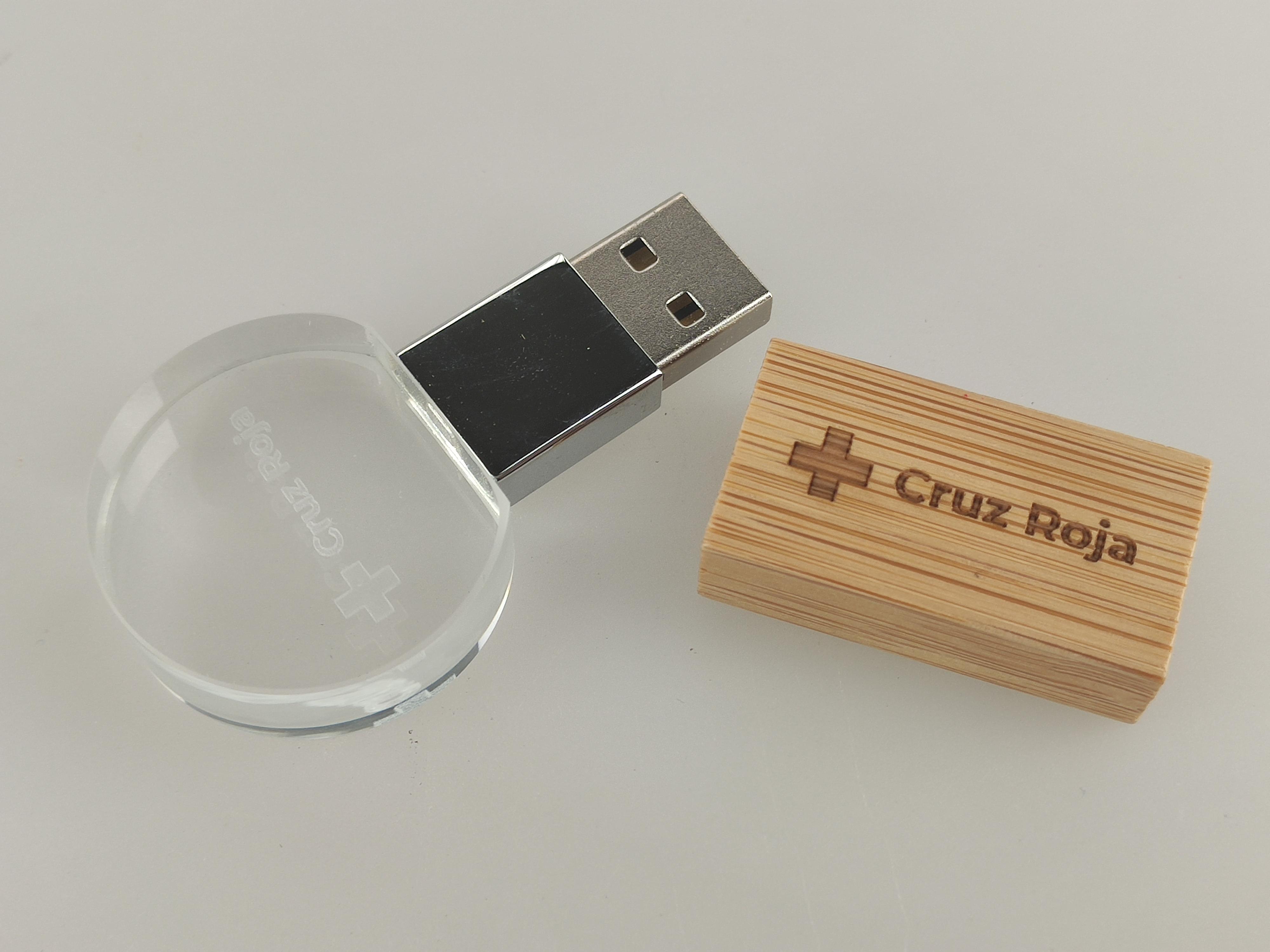 Pen drives diseñados y fabricados por Creoo a partir de materiales reciclados, sostenibles y naturales.
